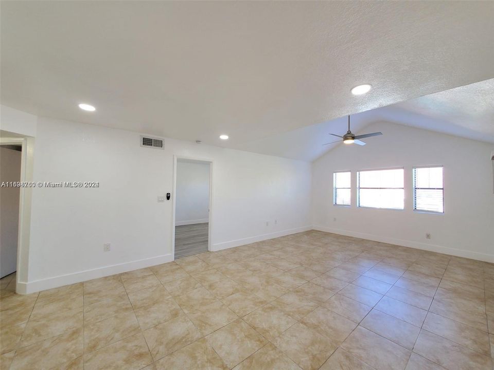 For Rent: $2,499 (2 beds, 2 baths, 1053 Square Feet)