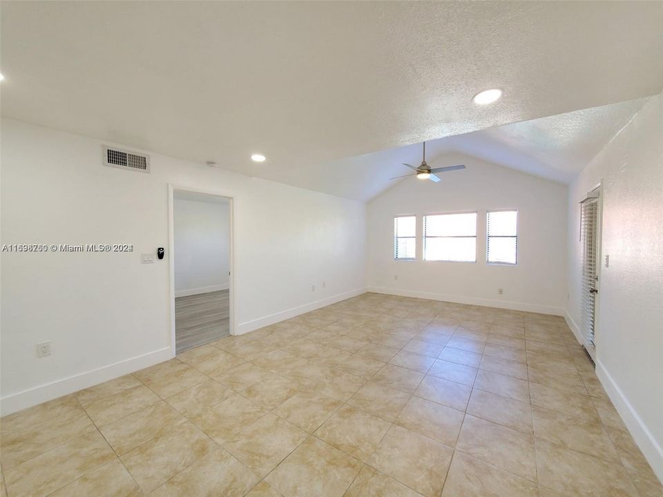 For Rent: $2,499 (2 beds, 2 baths, 1053 Square Feet)