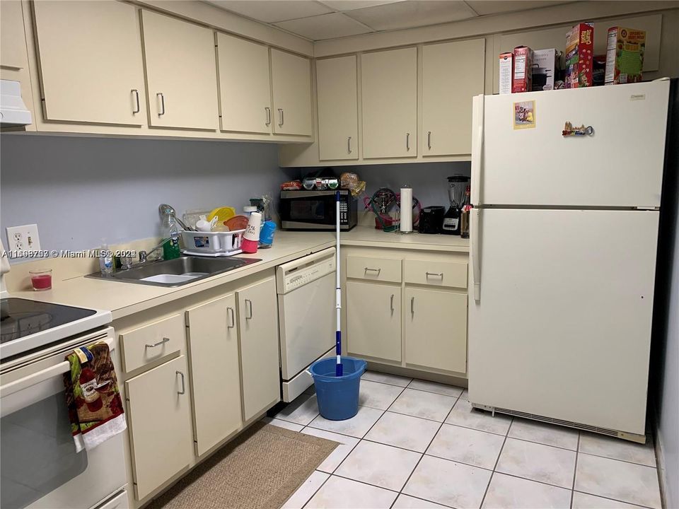 For Sale: $140,000 (1 beds, 1 baths, 822 Square Feet)