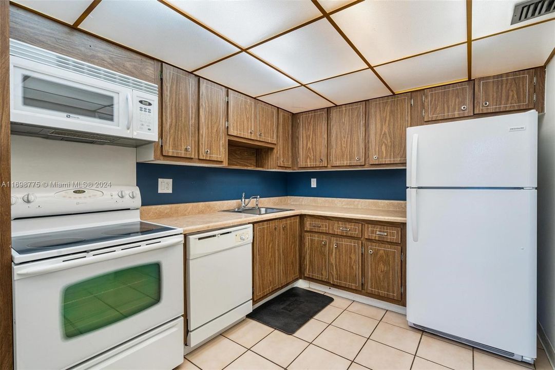 For Sale: $300,000 (1 beds, 1 baths, 900 Square Feet)