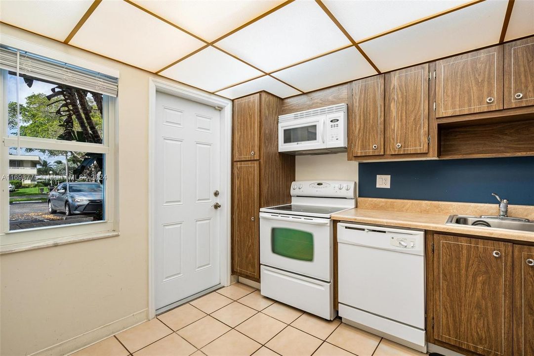 For Sale: $300,000 (1 beds, 1 baths, 900 Square Feet)