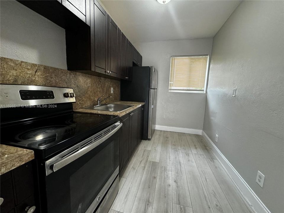 For Rent: $1,950 (2 beds, 1 baths, 920 Square Feet)