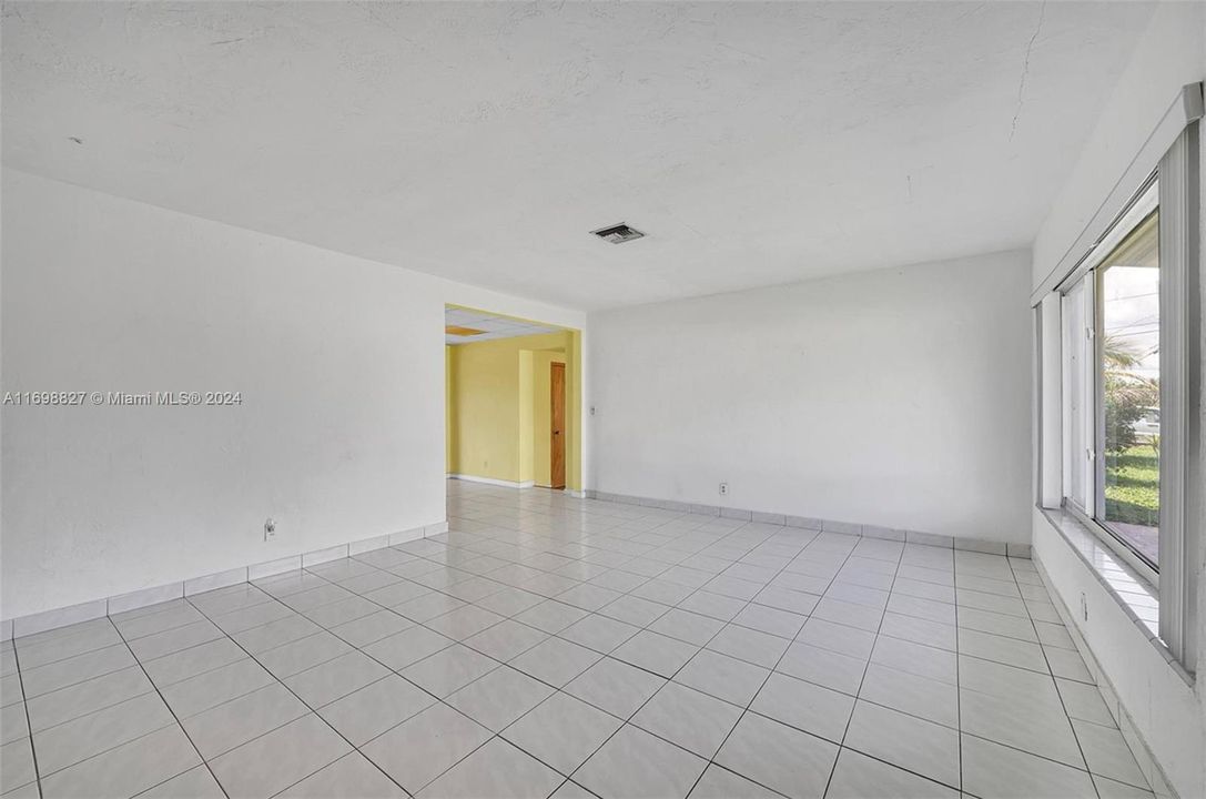 For Rent: $2,800 (3 beds, 1 baths, 1355 Square Feet)