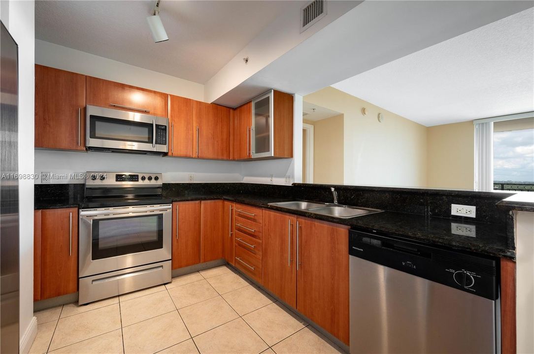 For Sale: $590,000 (2 beds, 2 baths, 1200 Square Feet)