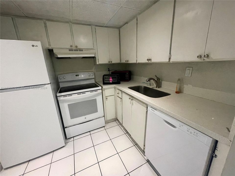 For Rent: $2,250 (2 beds, 2 baths, 1036 Square Feet)