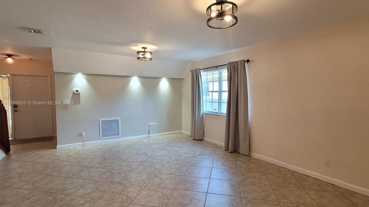 For Rent: $3,000 (3 beds, 3 baths, 1281 Square Feet)