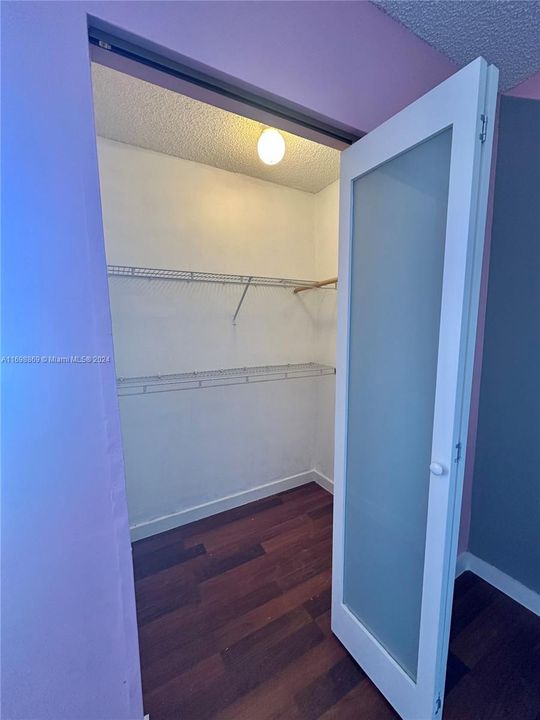 For Rent: $2,800 (2 beds, 1 baths, 880 Square Feet)