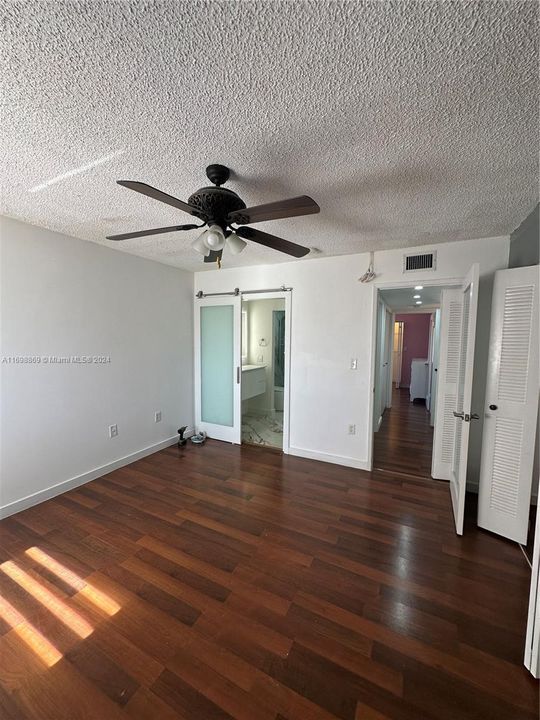 For Rent: $2,800 (2 beds, 1 baths, 880 Square Feet)