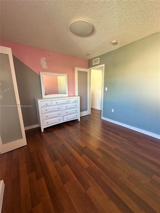 For Rent: $2,800 (2 beds, 1 baths, 880 Square Feet)