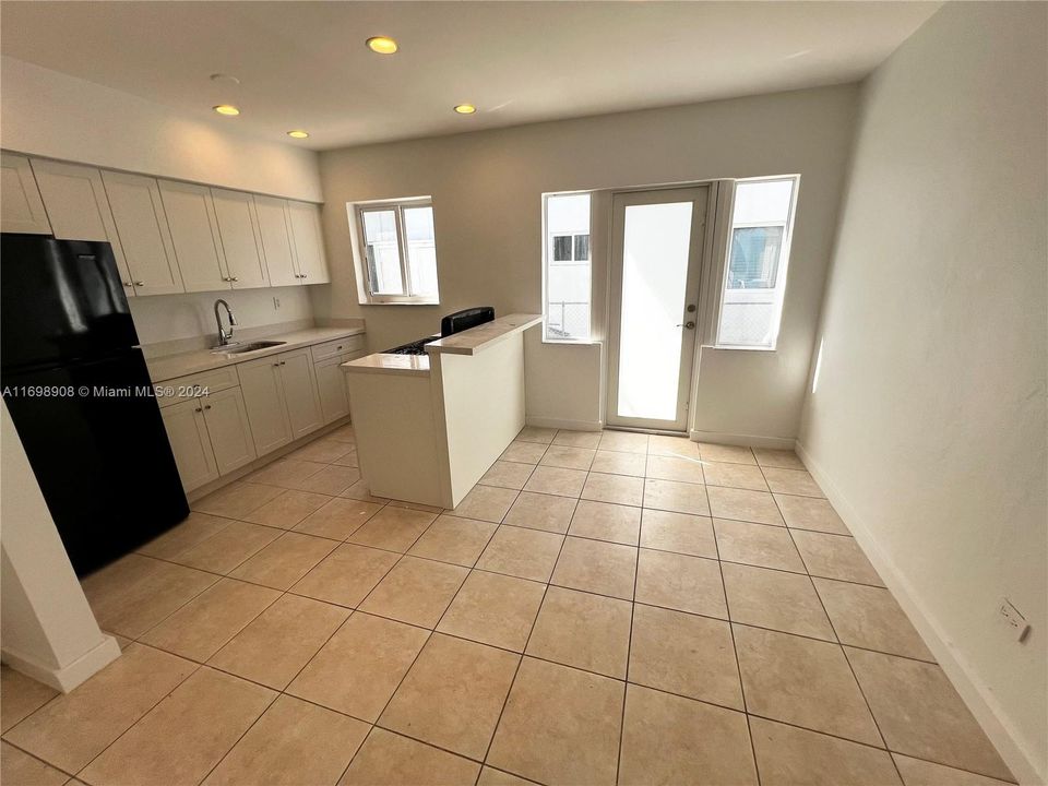 For Rent: $2,600 (2 beds, 2 baths, 1100 Square Feet)