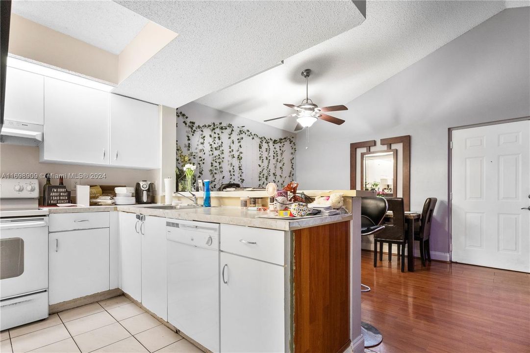 For Sale: $279,000 (2 beds, 2 baths, 1106 Square Feet)