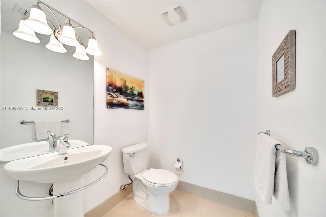 For Sale: $455,000 (1 beds, 1 baths, 733 Square Feet)