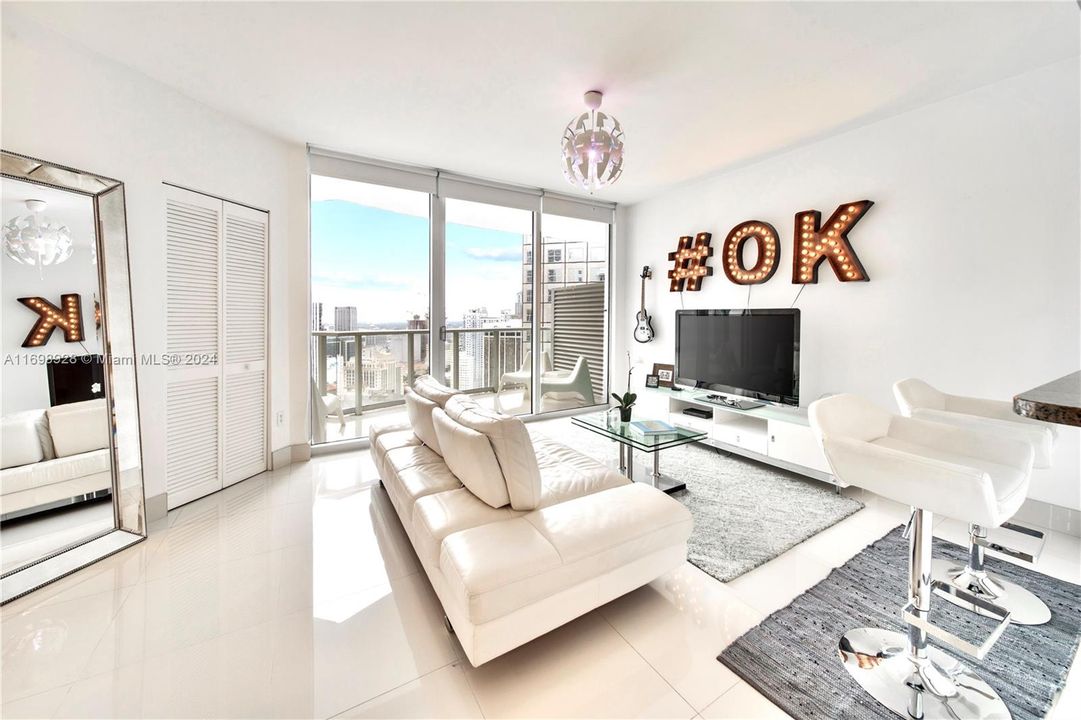 For Sale: $455,000 (1 beds, 1 baths, 733 Square Feet)