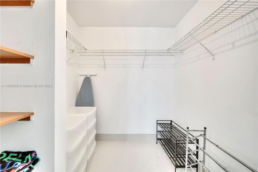 For Sale: $455,000 (1 beds, 1 baths, 733 Square Feet)