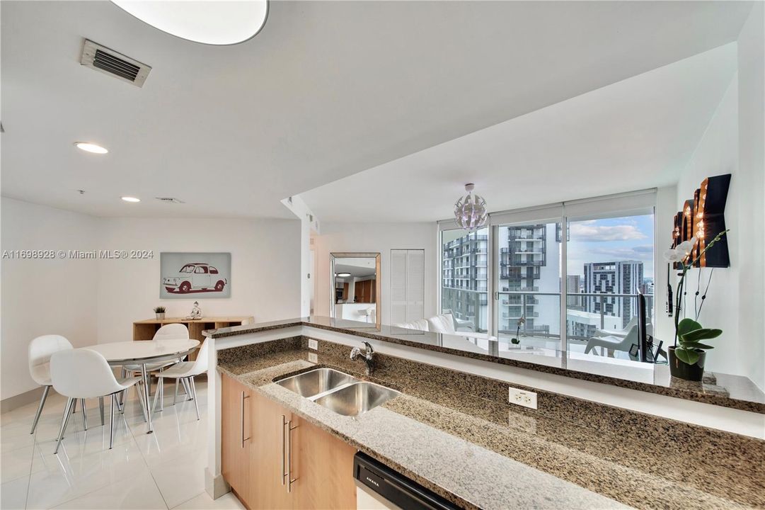 For Sale: $455,000 (1 beds, 1 baths, 733 Square Feet)