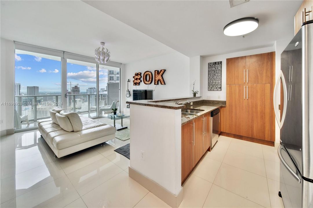 For Sale: $455,000 (1 beds, 1 baths, 733 Square Feet)