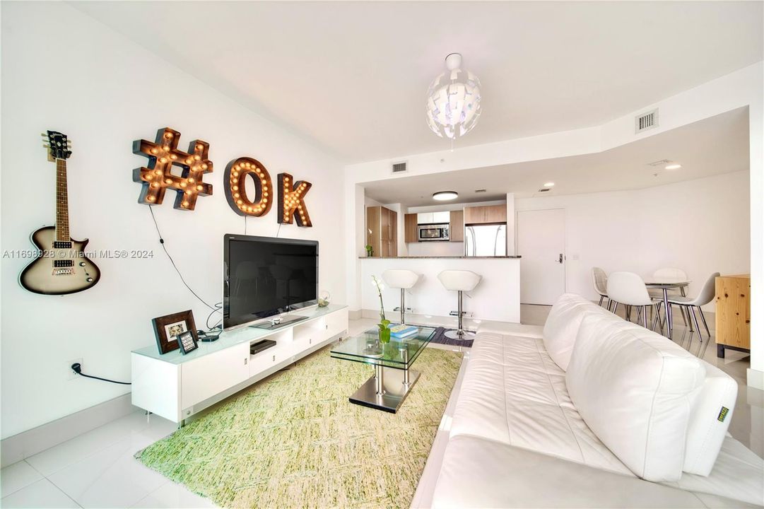 For Sale: $455,000 (1 beds, 1 baths, 733 Square Feet)