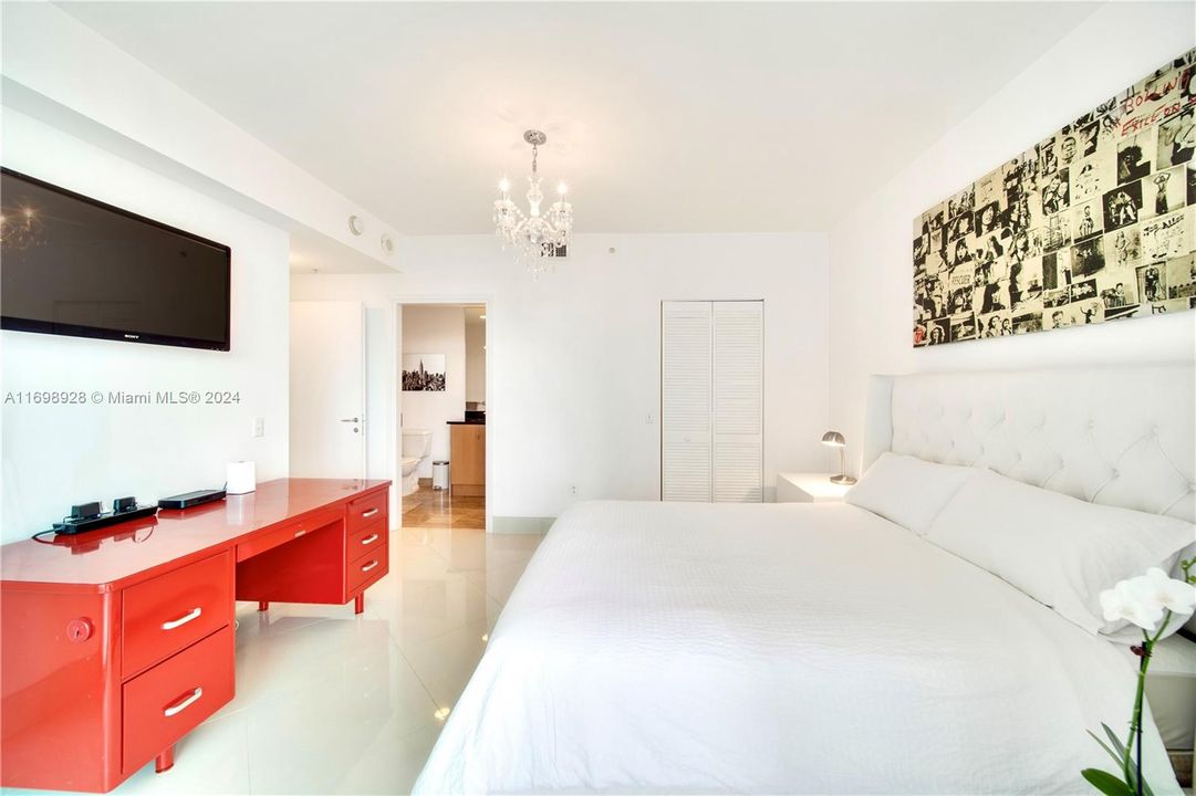 For Sale: $455,000 (1 beds, 1 baths, 733 Square Feet)