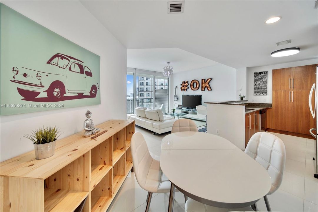 For Sale: $455,000 (1 beds, 1 baths, 733 Square Feet)