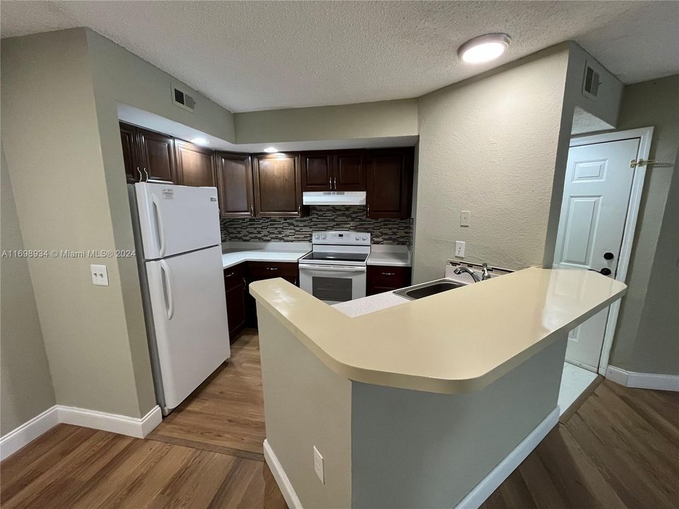 For Rent: $1,600 (1 beds, 1 baths, 726 Square Feet)