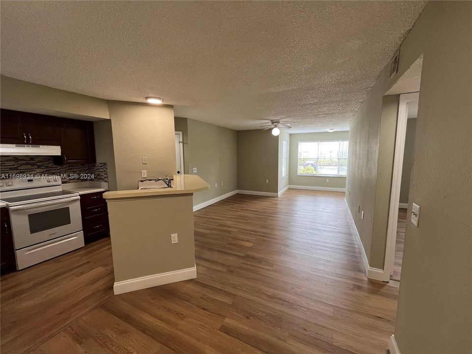 For Rent: $1,600 (1 beds, 1 baths, 726 Square Feet)