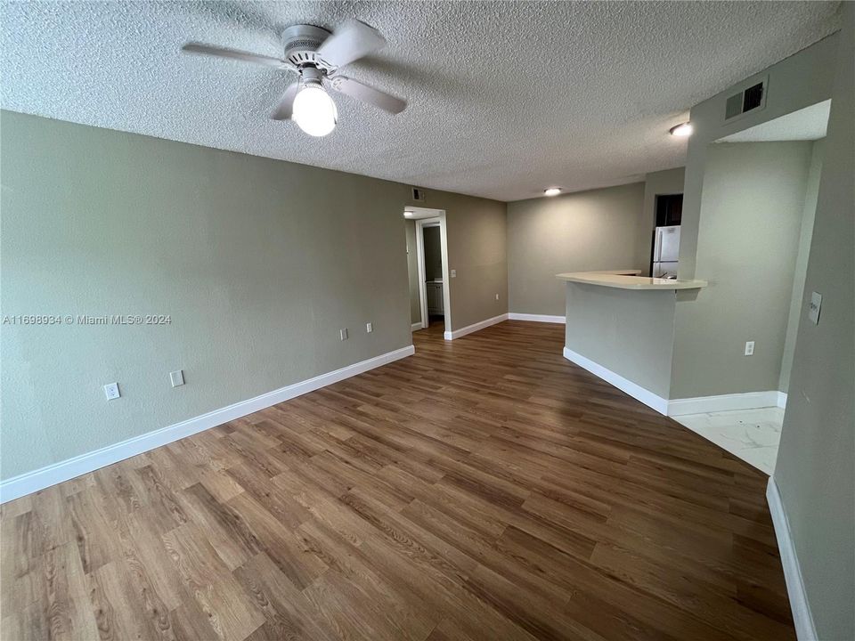 For Rent: $1,600 (1 beds, 1 baths, 726 Square Feet)