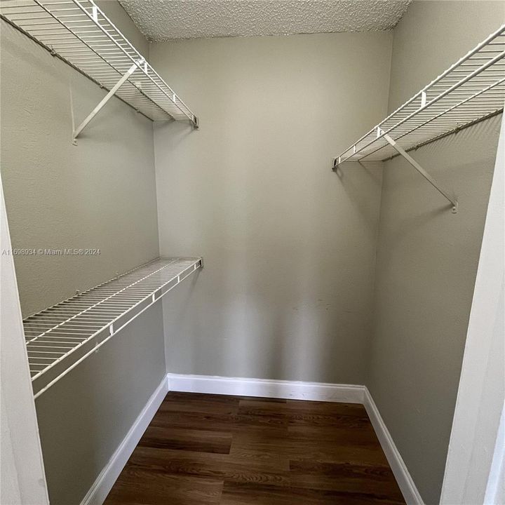 For Rent: $1,600 (1 beds, 1 baths, 726 Square Feet)