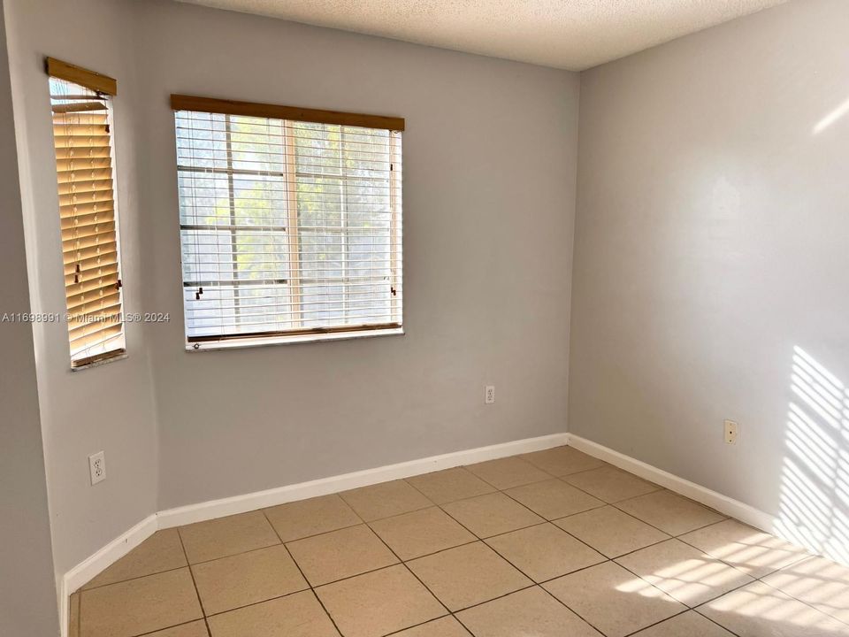 For Rent: $2,300 (2 beds, 1 baths, 950 Square Feet)