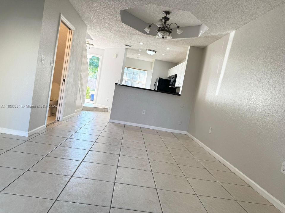 For Rent: $2,300 (2 beds, 1 baths, 950 Square Feet)