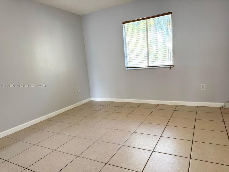 For Rent: $2,300 (2 beds, 1 baths, 950 Square Feet)