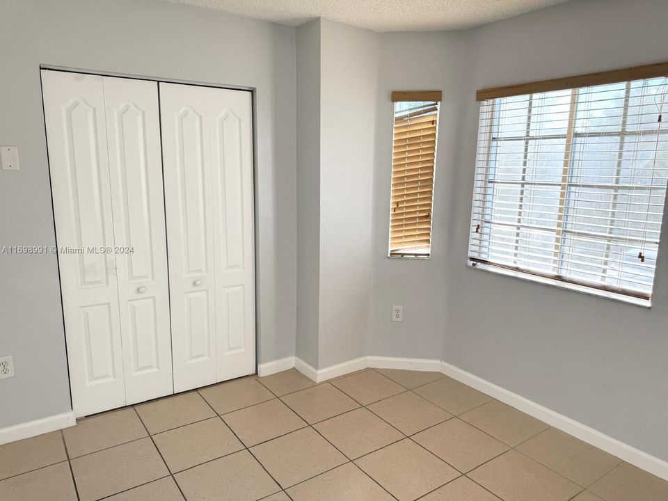 For Rent: $2,300 (2 beds, 1 baths, 950 Square Feet)