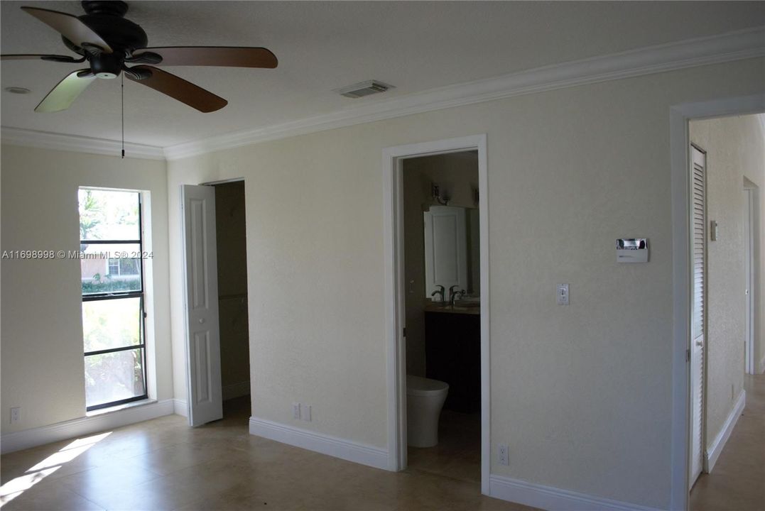 For Sale: $469,000 (2 beds, 1 baths, 1060 Square Feet)