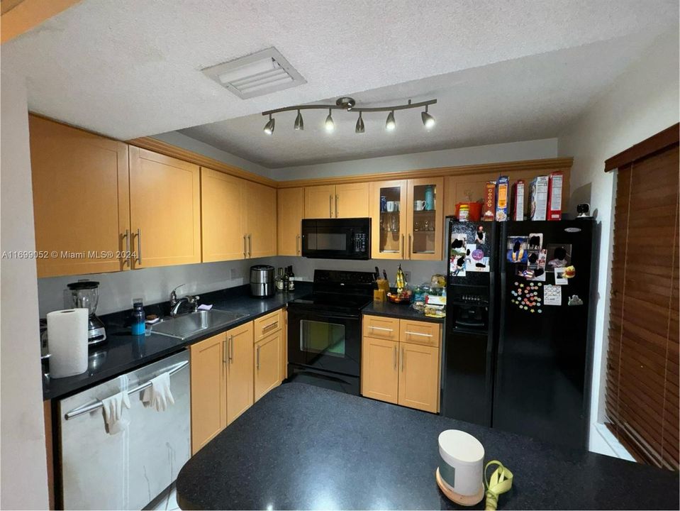 For Rent: $2,300 (2 beds, 2 baths, 903 Square Feet)