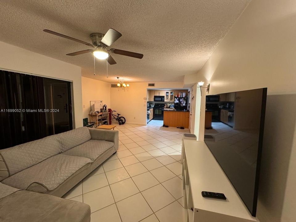 For Rent: $2,300 (2 beds, 2 baths, 903 Square Feet)