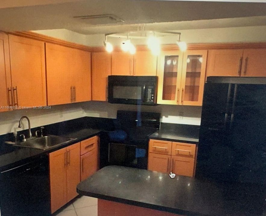 For Rent: $2,300 (2 beds, 2 baths, 903 Square Feet)