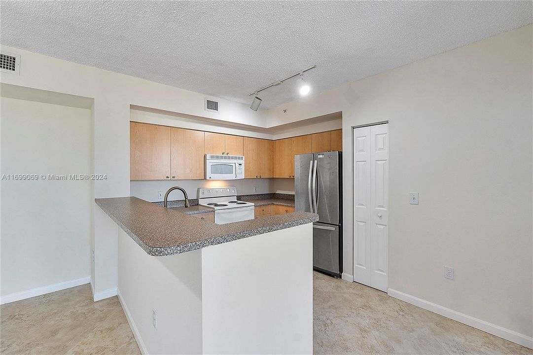 For Sale: $265,000 (2 beds, 2 baths, 981 Square Feet)