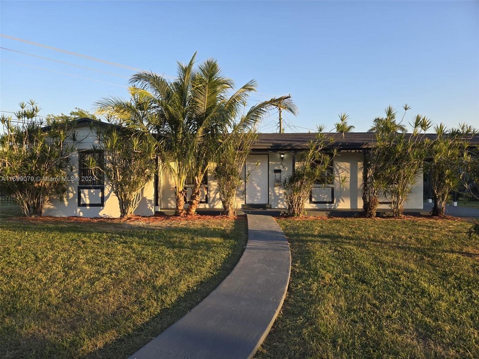 For Sale: $549,000 (3 beds, 1 baths, 1089 Square Feet)