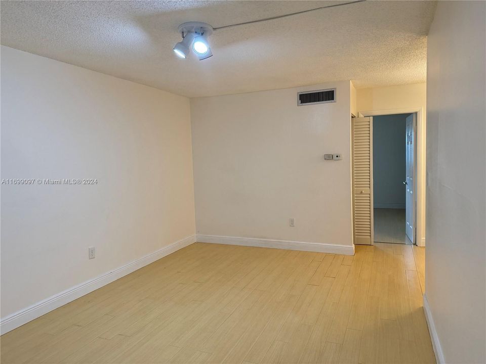 For Sale: $165,000 (1 beds, 1 baths, 561 Square Feet)