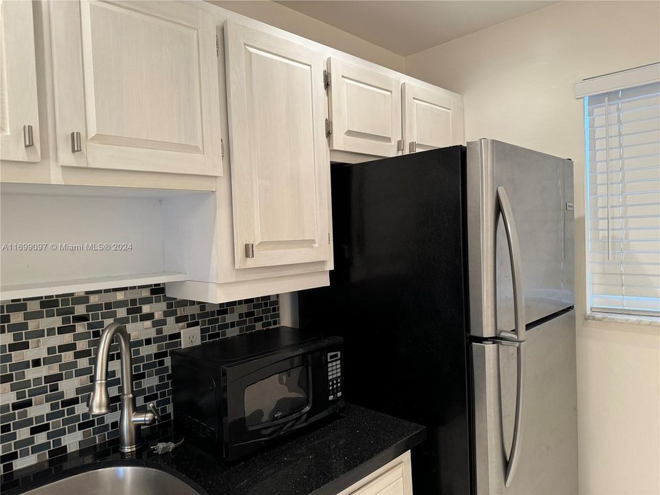 For Sale: $165,000 (1 beds, 1 baths, 561 Square Feet)