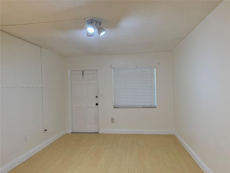 For Sale: $165,000 (1 beds, 1 baths, 561 Square Feet)