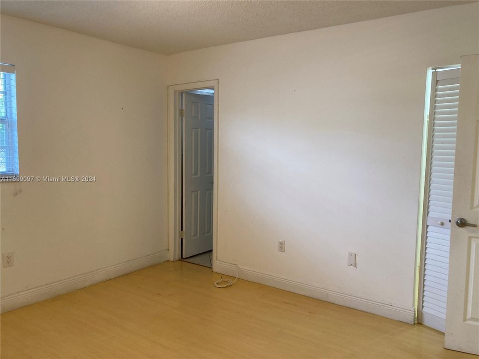 For Sale: $165,000 (1 beds, 1 baths, 561 Square Feet)