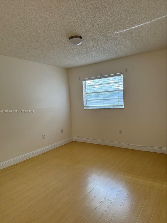 For Sale: $165,000 (1 beds, 1 baths, 561 Square Feet)