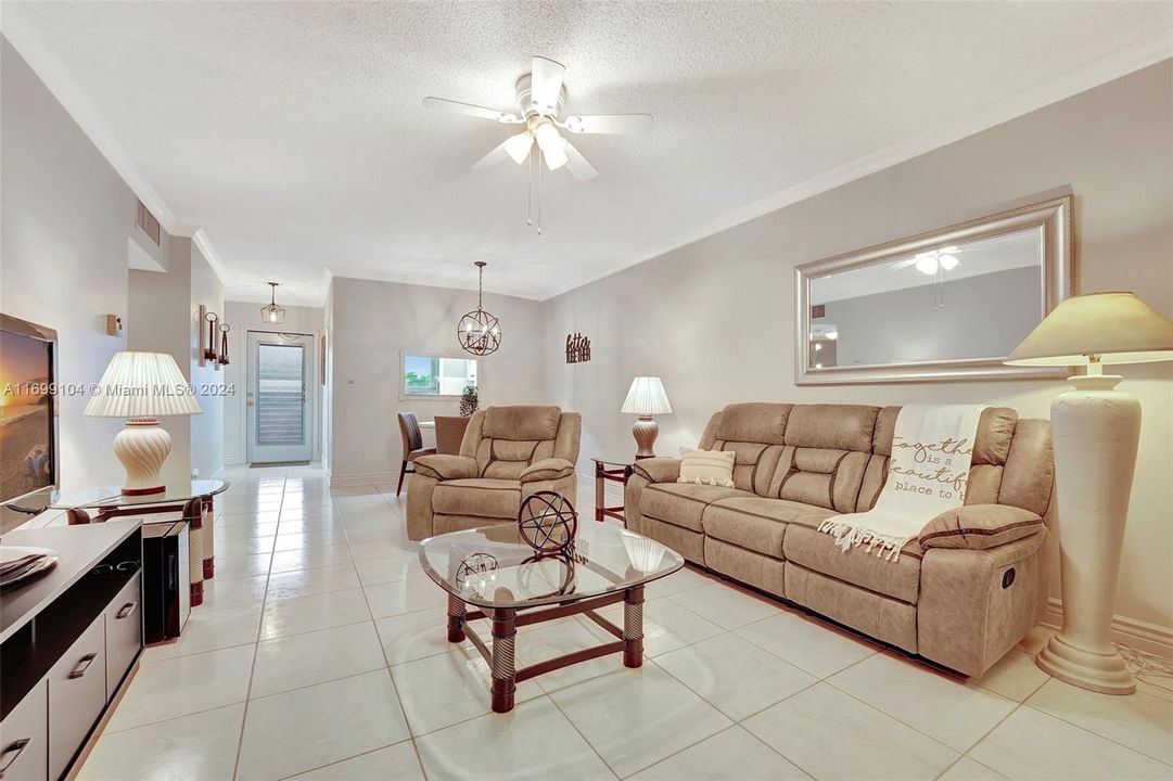 For Sale: $135,000 (2 beds, 2 baths, 944 Square Feet)