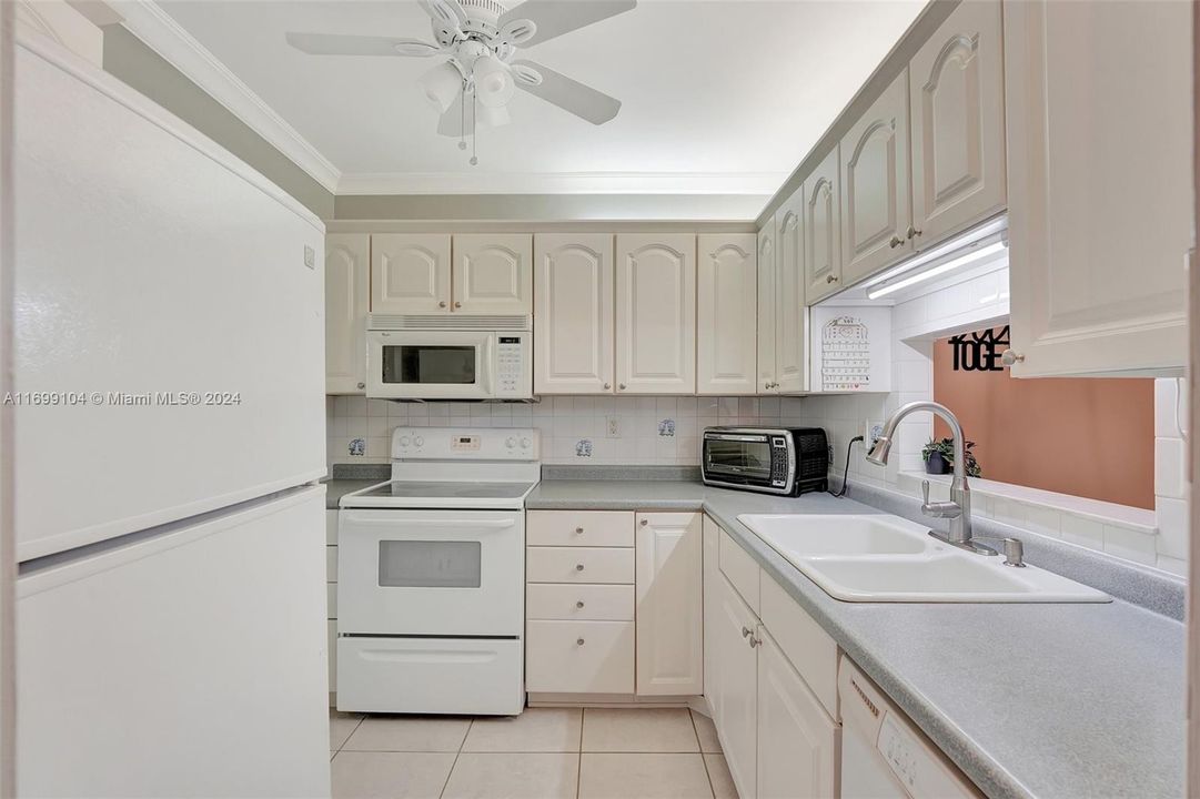 For Sale: $135,000 (2 beds, 2 baths, 944 Square Feet)