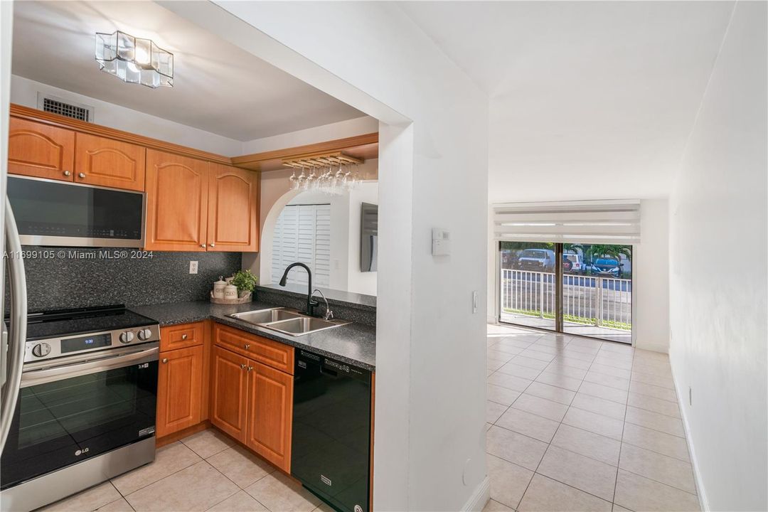 For Sale: $320,000 (2 beds, 2 baths, 867 Square Feet)