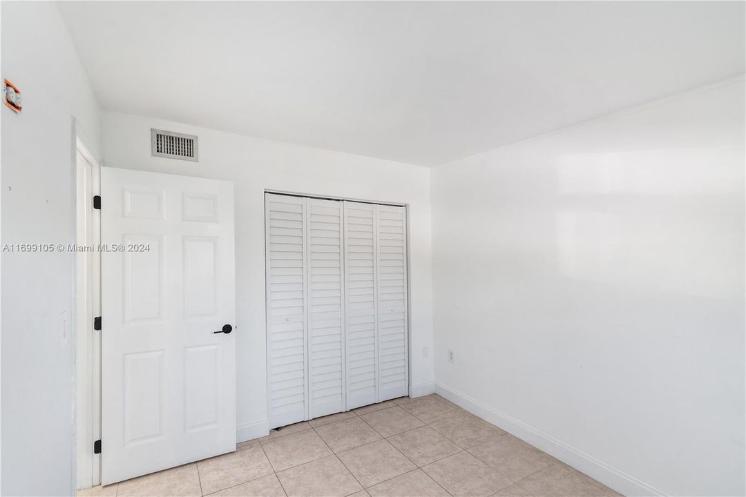 For Sale: $320,000 (2 beds, 2 baths, 867 Square Feet)