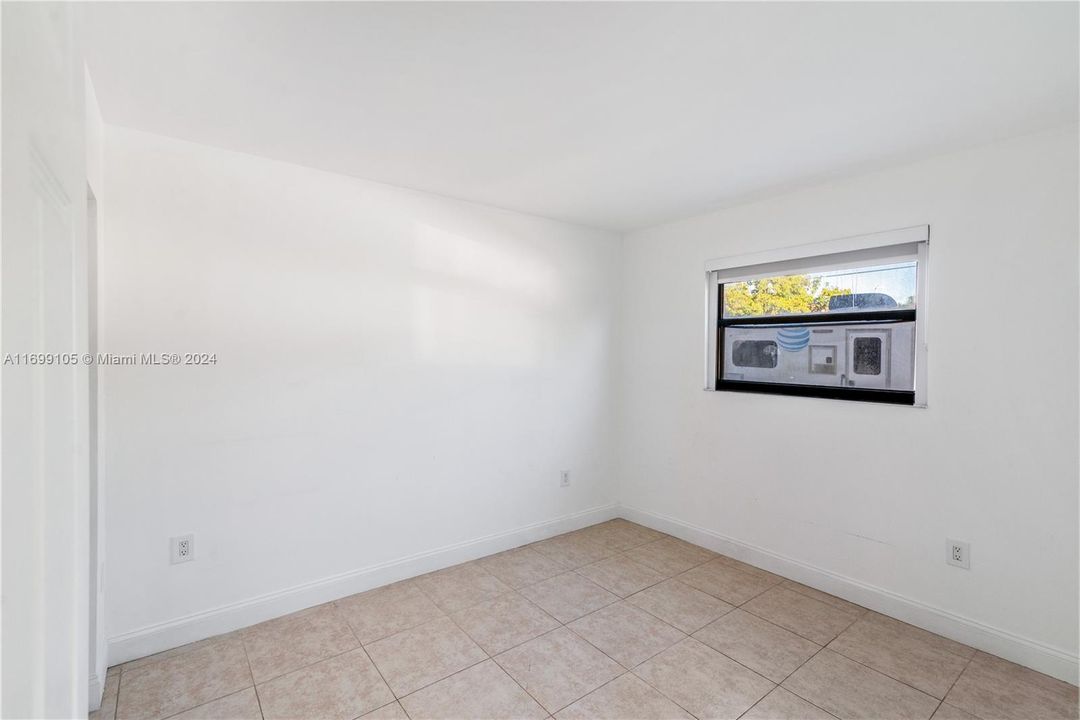 For Sale: $320,000 (2 beds, 2 baths, 867 Square Feet)