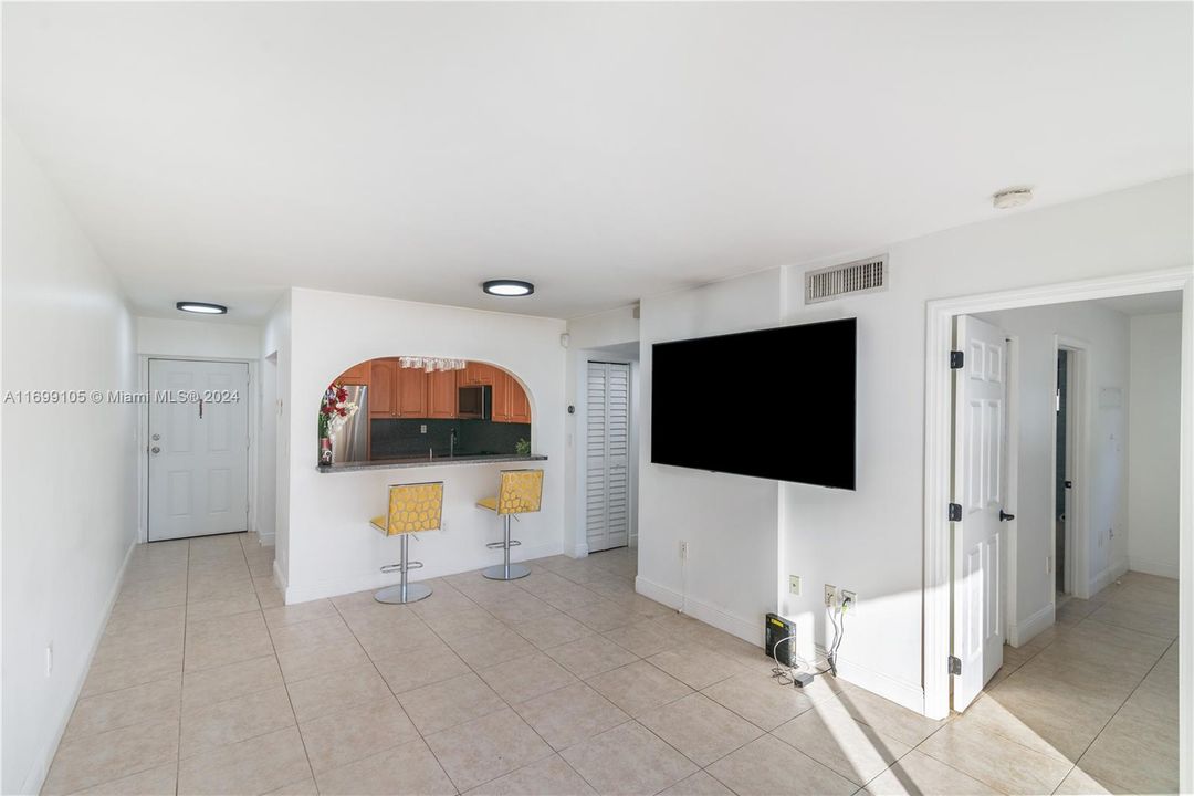 For Sale: $320,000 (2 beds, 2 baths, 867 Square Feet)