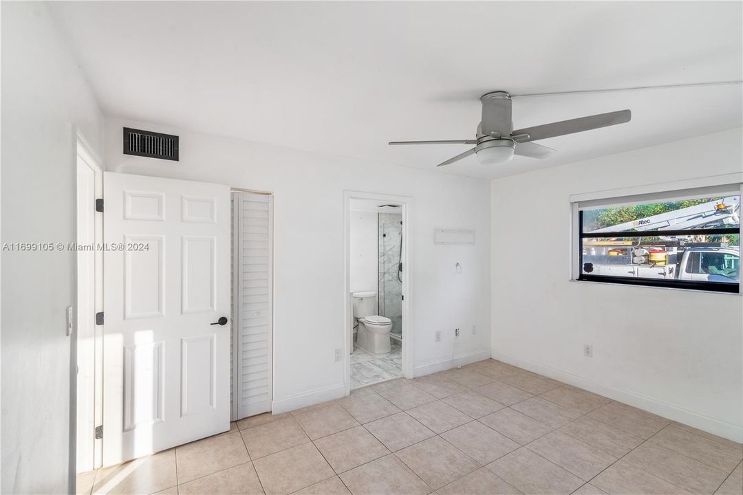 For Sale: $320,000 (2 beds, 2 baths, 867 Square Feet)