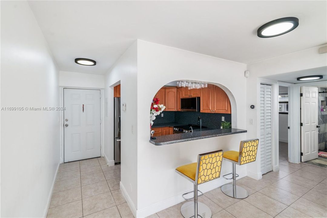 For Sale: $320,000 (2 beds, 2 baths, 867 Square Feet)